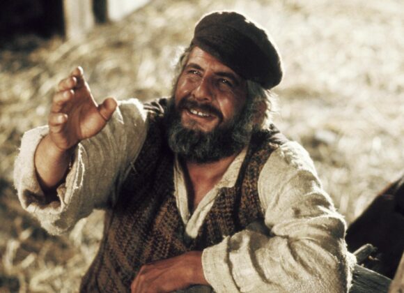 230309093335-02-chaim-topol-death Domingo XVII Tiempo Ordinario C