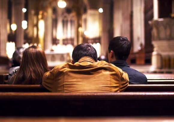 personas-sentadas-en-iglesia-catolica-orando-a-dios-040917 Domingo XXIX Tiempo Ordinario C