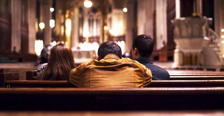 personas-sentadas-en-iglesia-catolica-orando-a-dios-040917 Domingo XXIX Tiempo Ordinario C